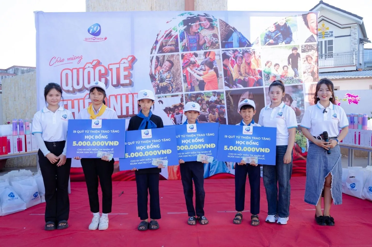 Hình ảnh biểu tượng cho đội ngũ hỗ trợ khách hàng chuyên nghiệp, tận tâm của AE888, sẵn sàng giải đáp mọi thắc mắc 24/7.