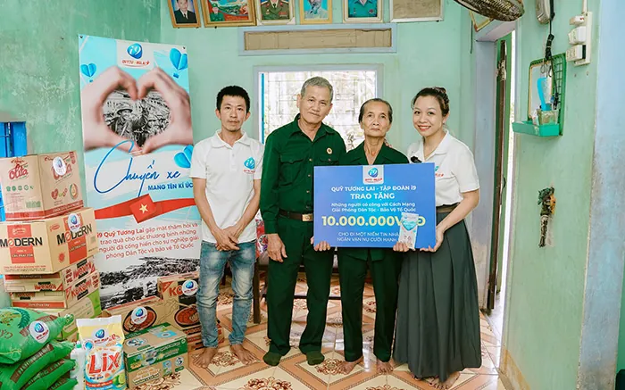 Hình ảnh người chơi đang vui vẻ sử dụng điện thoại và máy tính để truy cập AE888, với các biểu tượng an toàn và chơi có trách nhiệm.