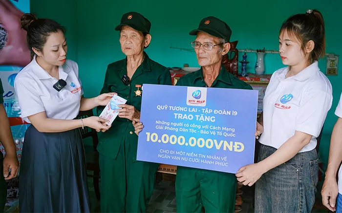 Hình ảnh hai bàn tay đang nắm lấy nhau, tượng trưng cho sự hỗ trợ và giúp đỡ khi người chơi cần tại AE888.