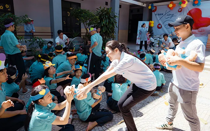 Hình ảnh người đang cười vui vẻ khi chơi trên điện thoại, tượng trưng cho việc coi cá cược là hình thức giải trí tại AE888.